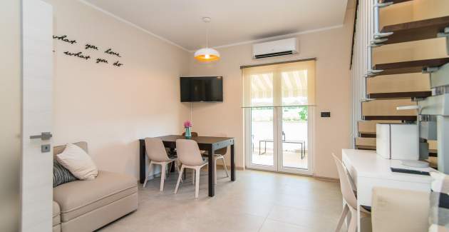 Modern apartment with balcony on two floors Vet-Centar II A4