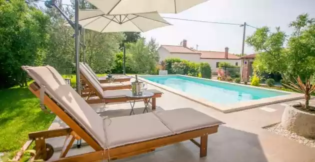 Villa Marinela confortevole con piscina e giardino