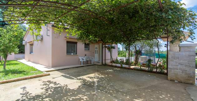 Three-Bedroom Apartment Leon with Pool and Garden