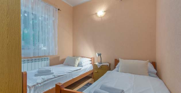 Appartamento Leon con tre camere da letto con piscina e giardino