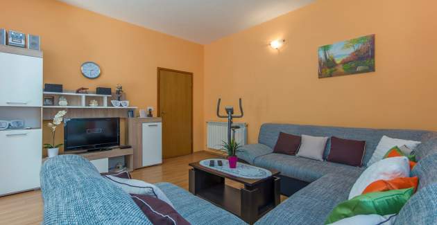 Drei Schlafzimmer Apartment Leon mit Pool und Garten