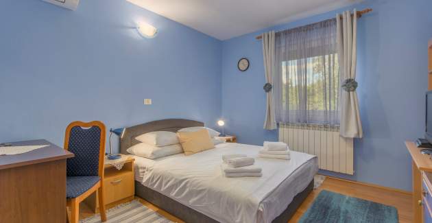 Drei Schlafzimmer Apartment Leon mit Pool und Garten