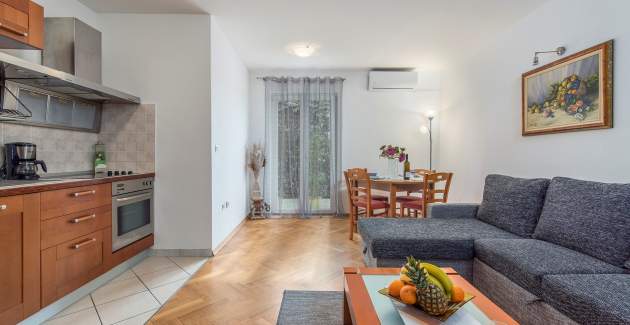 Apartman Amela sa terasom u centru grada