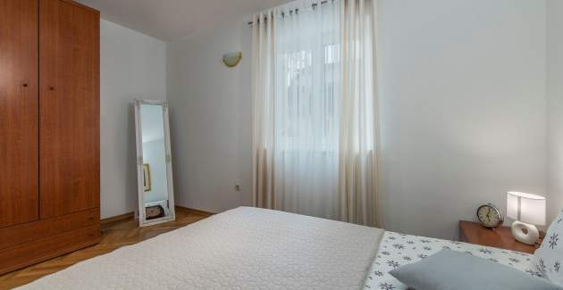 Apartman Amela sa terasom u centru grada