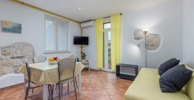 Apartment Iris I in the city center of Porec