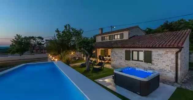 Villa Ana Rita s jacuzzijem i grijanim bazenom