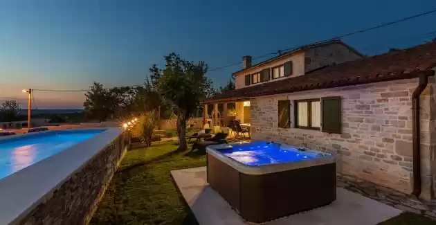 Villa Ana Rita s jacuzzijem i grijanim bazenom