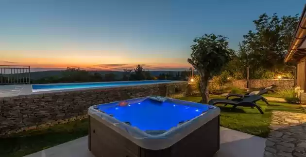 Villa Ana Rita s jacuzzijem i grijanim bazenom