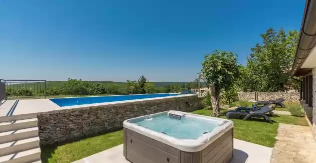 Villa Ana Rita s jacuzzijem i grijanim bazenom