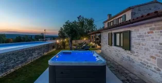 Villa Ana Rita s jacuzzijem i grijanim bazenom