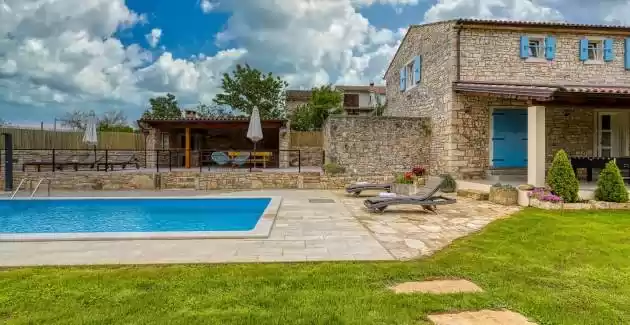 Casa di pietra Villa Irma con piscina privata