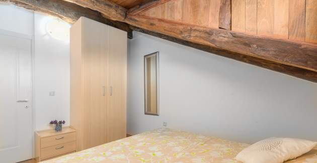 Apartman Paradise, Gedici