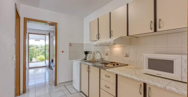 Apartman Kiki IV s terasom u blizini plaže 