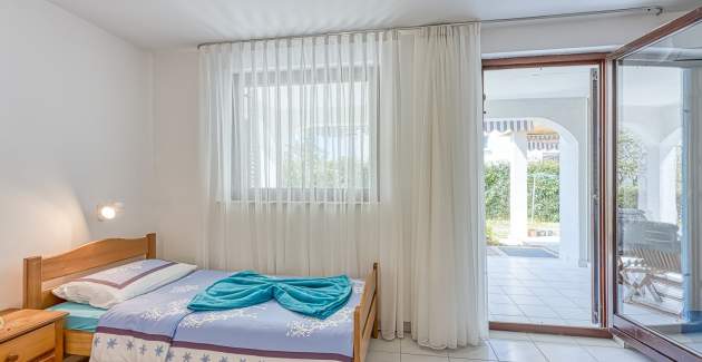 Apartman Kiki IV s terasom u blizini plaže 