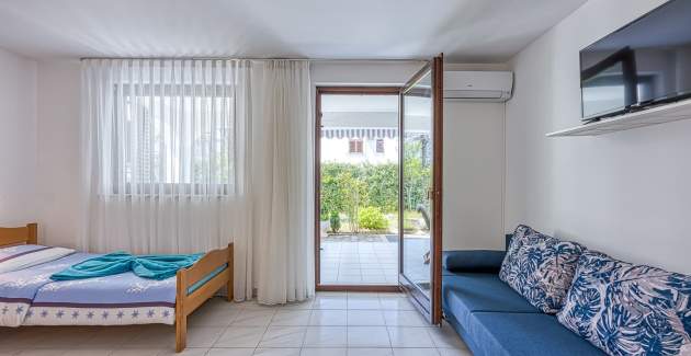 Apartman Kiki IV s terasom u blizini plaže 