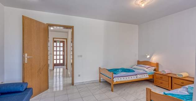 Apartman Kiki IV s terasom u blizini plaže 