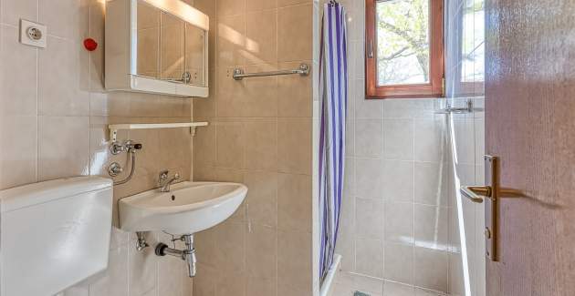 Apartman Kiki IV s terasom u blizini plaže 