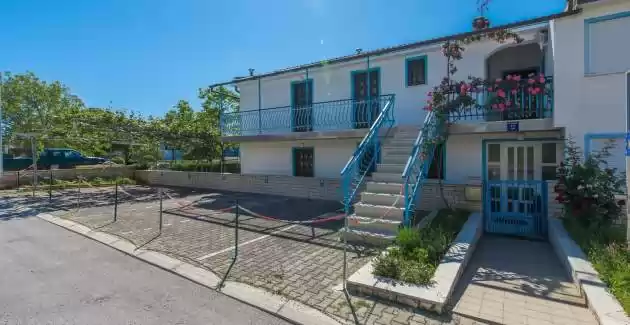 Apartman Kiki IV s terasom u blizini plaže 