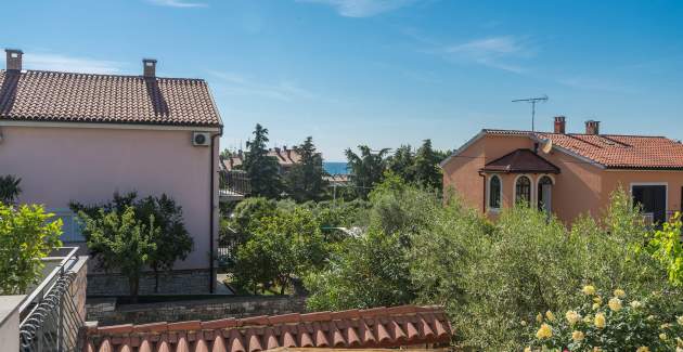 Apartment Loredana with Terrace and Garden