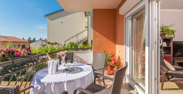 Apartment Loredana with Terrace and Garden