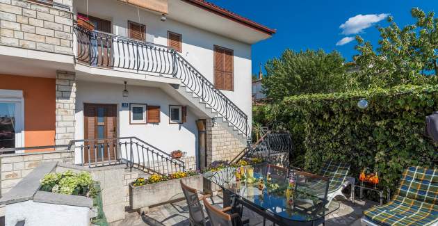 Apartment Loredana with Terrace and Garden