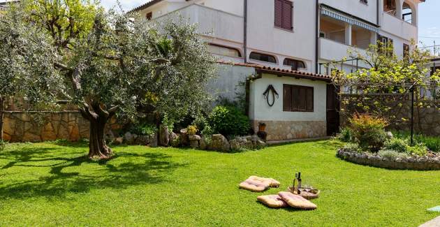 Apartment Loredana with Terrace and Garden