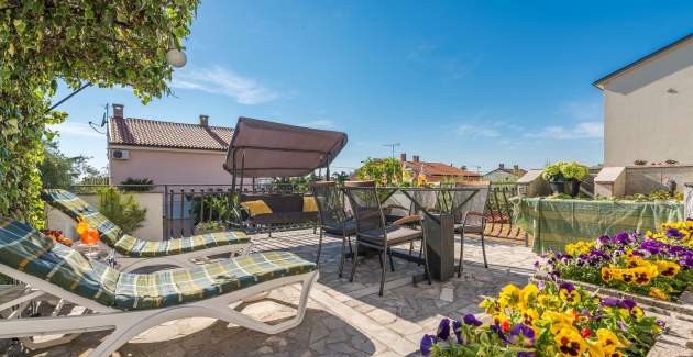 Apartment Loredana with Terrace and Garden