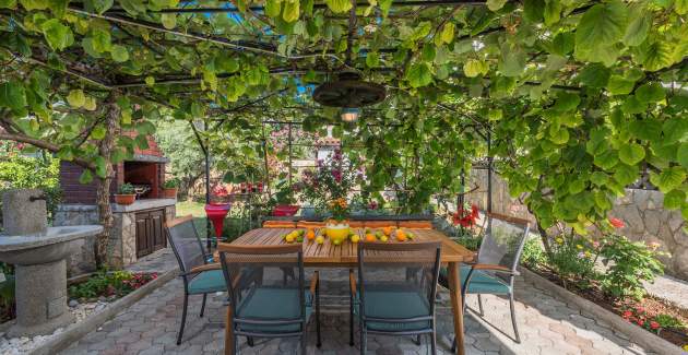 Apartment Loredana with Terrace and Garden