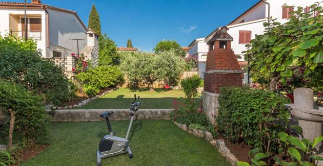 Apartment Loredana with Terrace and Garden