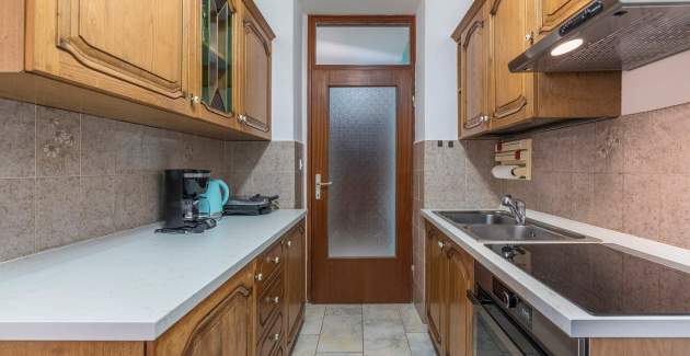 Apartman Sanja s balkonom u blizini centra grada