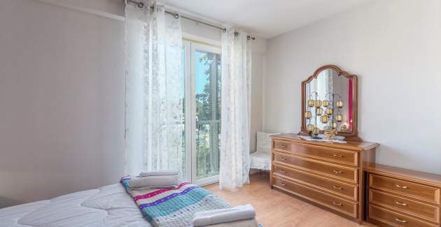 Apartman Sanja s balkonom u blizini centra grada