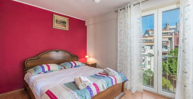 Apartman Sanja s balkonom u blizini centra grada