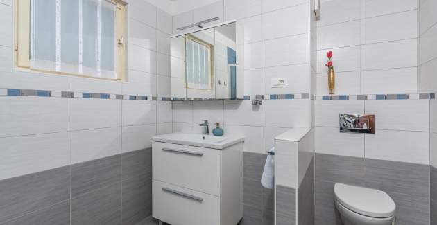 Apartman Sanja s balkonom u blizini centra grada