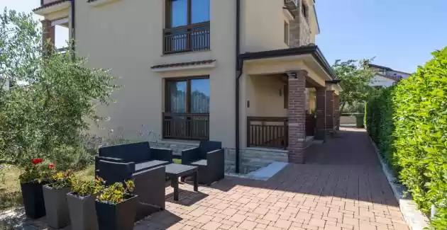Ferienwohnung Hana II mit Terrasse