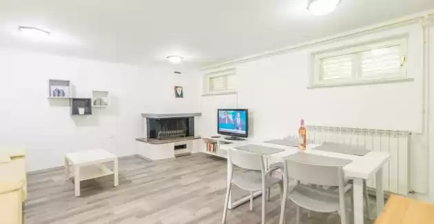 Apartman Kampic 1 s pogledom na vrt