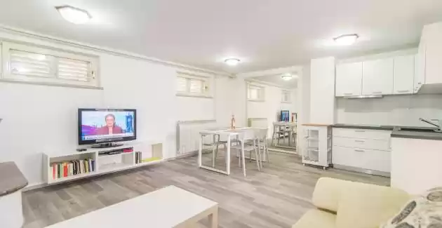 Apartman Kampic 1 s pogledom na vrt