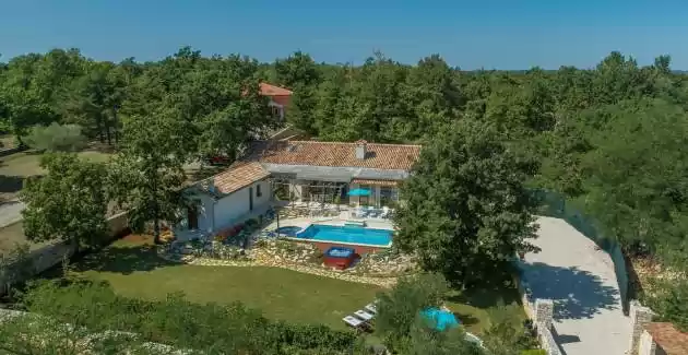 Family Villa Lipica with Pool and Jacuzzi
