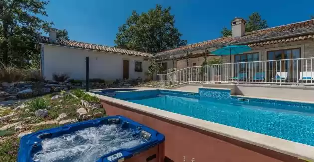 Family Villa Lipica with Pool and Jacuzzi