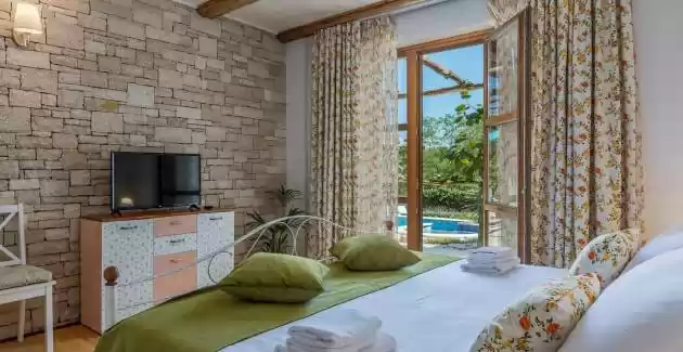 Family Villa Lipica with Pool and Jacuzzi