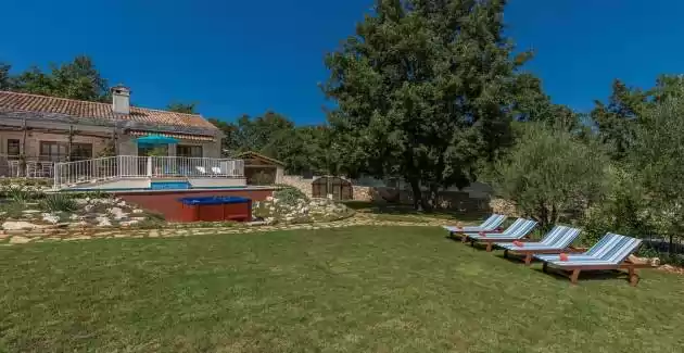 Family Villa Lipica with Pool and Jacuzzi