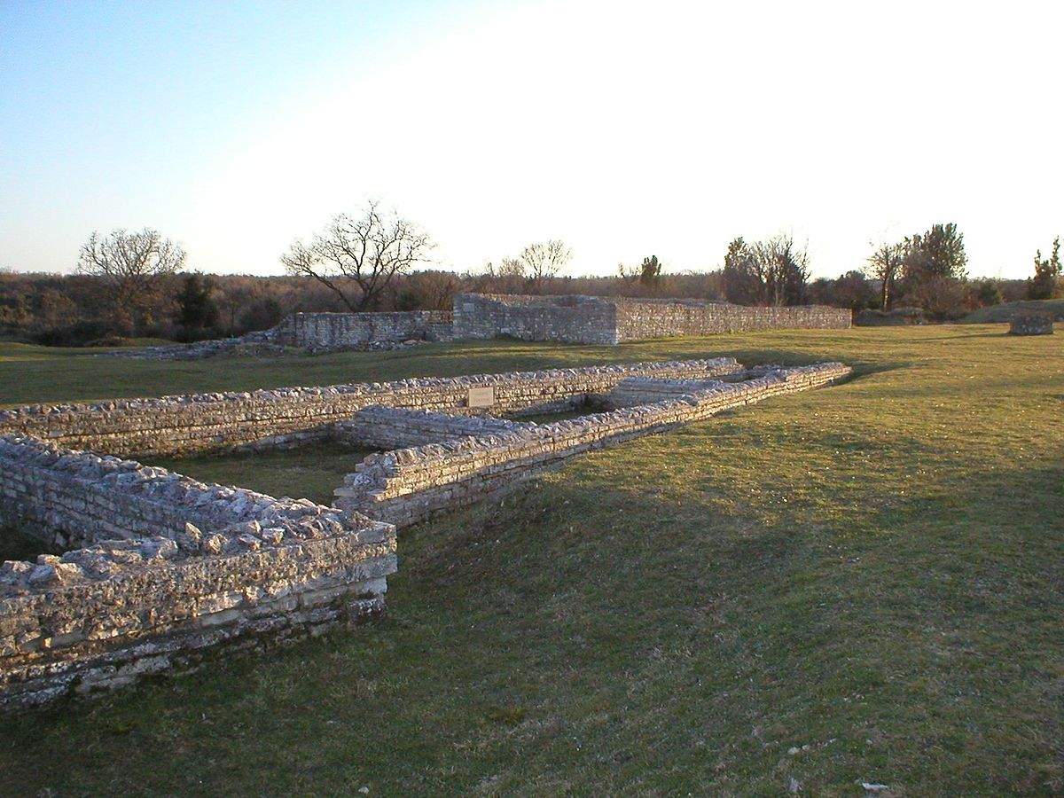 kamene ruševine starog grada Nezakcij u Istri