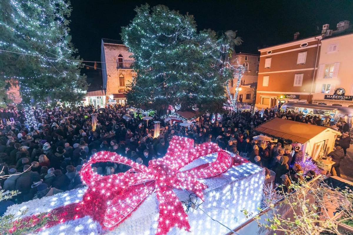 Main sqare view in Porec full of people, Advent time