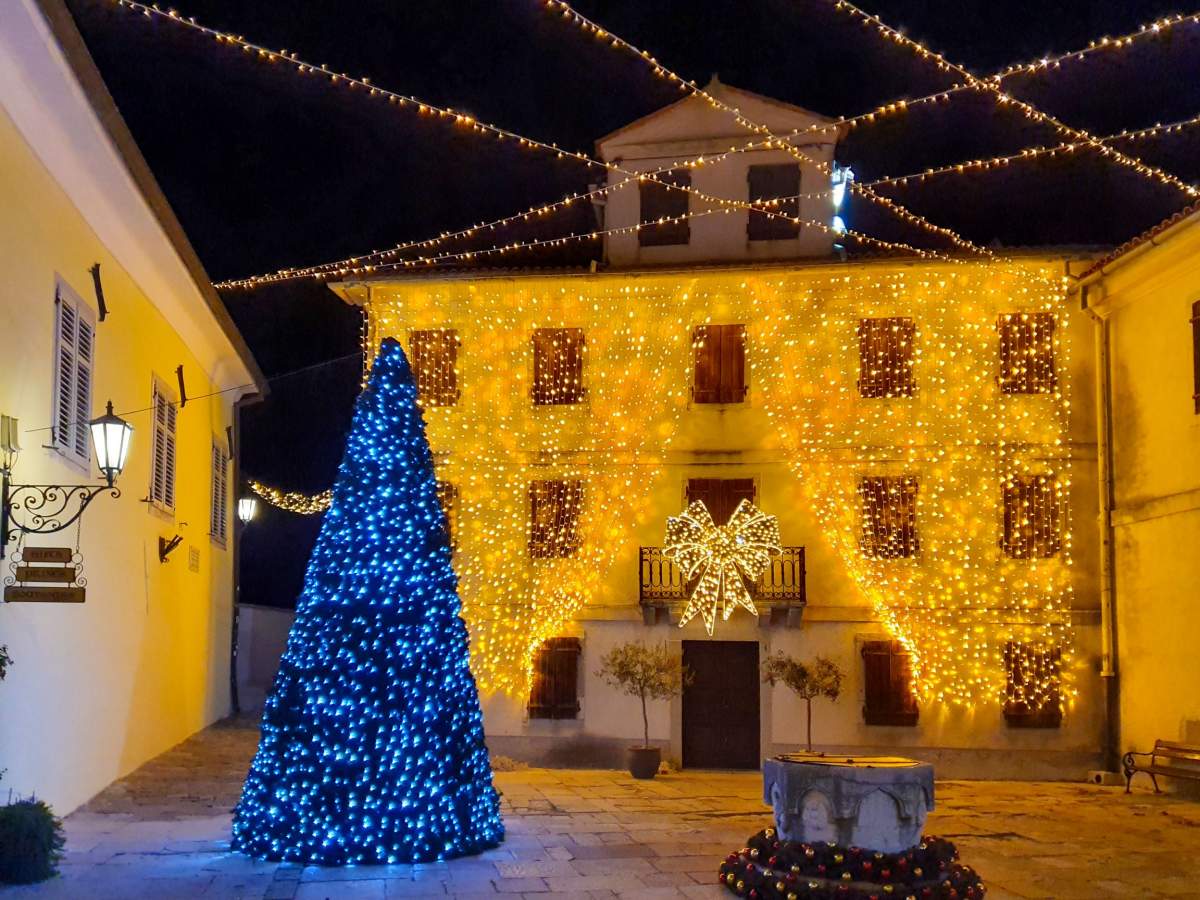 Platz in Morovun Istrien in der Adventszeit