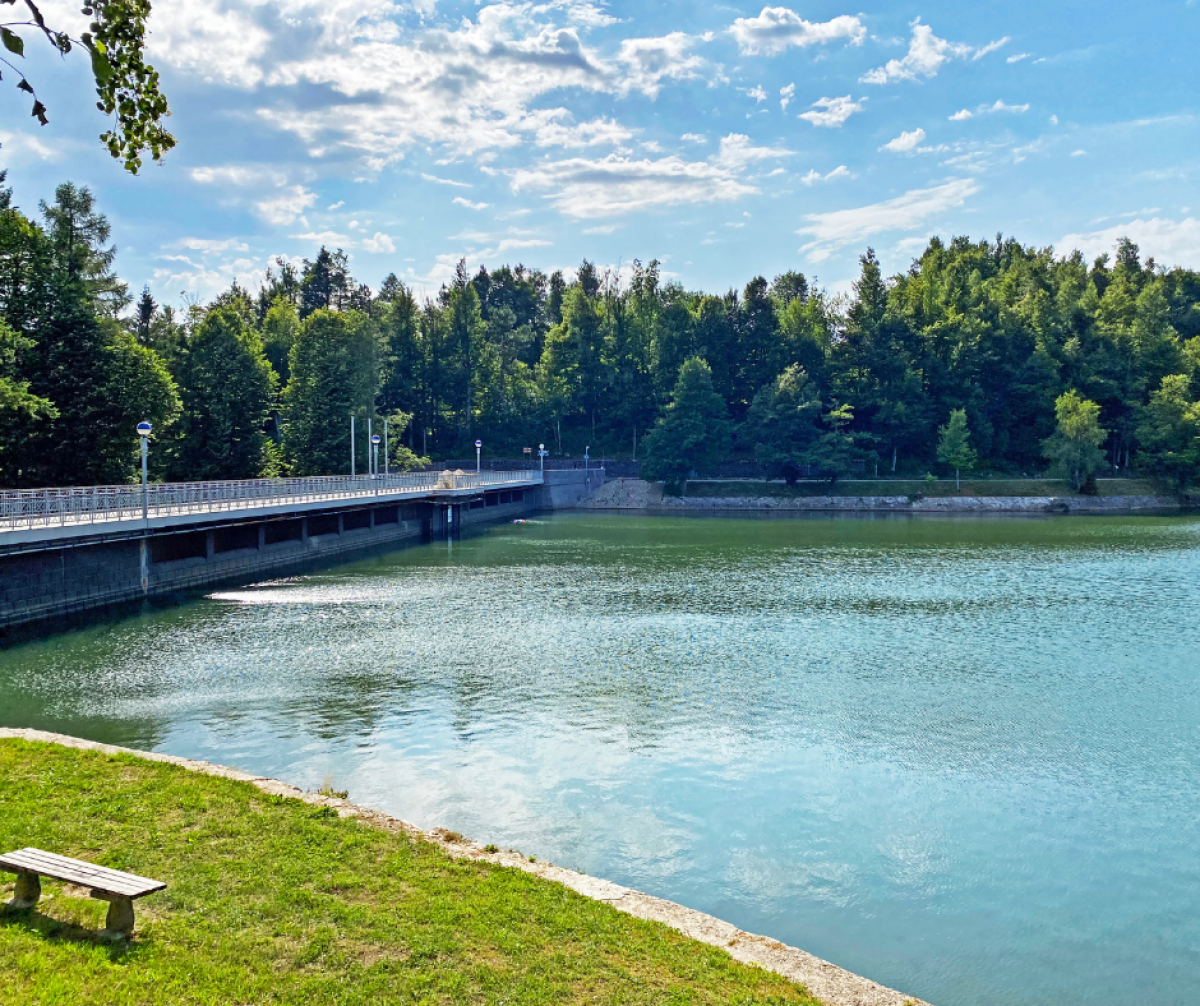 jezero i most u gorskom kotaru Hrvatska