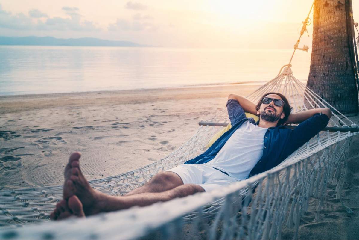 Digitalnomad auf dem Strand in Kroatien