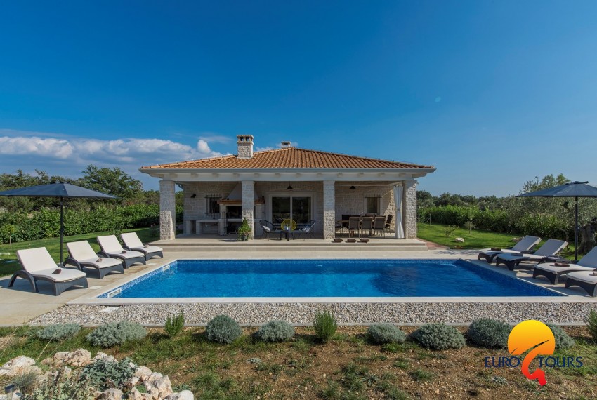 Schone Villa Marija Hrast Mit Eigenem Pool Und Garten In Der Nahe