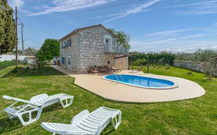 Villa Anima una casa in pietra di nuova costruzione con piscina, vicino a Porec, in un villaggio Lab