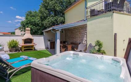 Ferienhaus Ana mit privatem Whirlpool