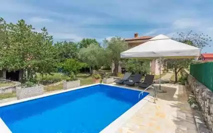 Appartamento Cerin con piscina a Rovigno