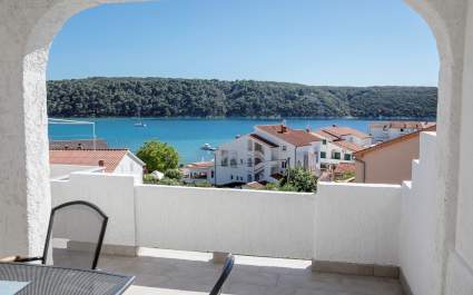 Appartamenti Korina / Appartamento A2 con balcone, a 100 metri dalla spiaggia - Isola di Rab